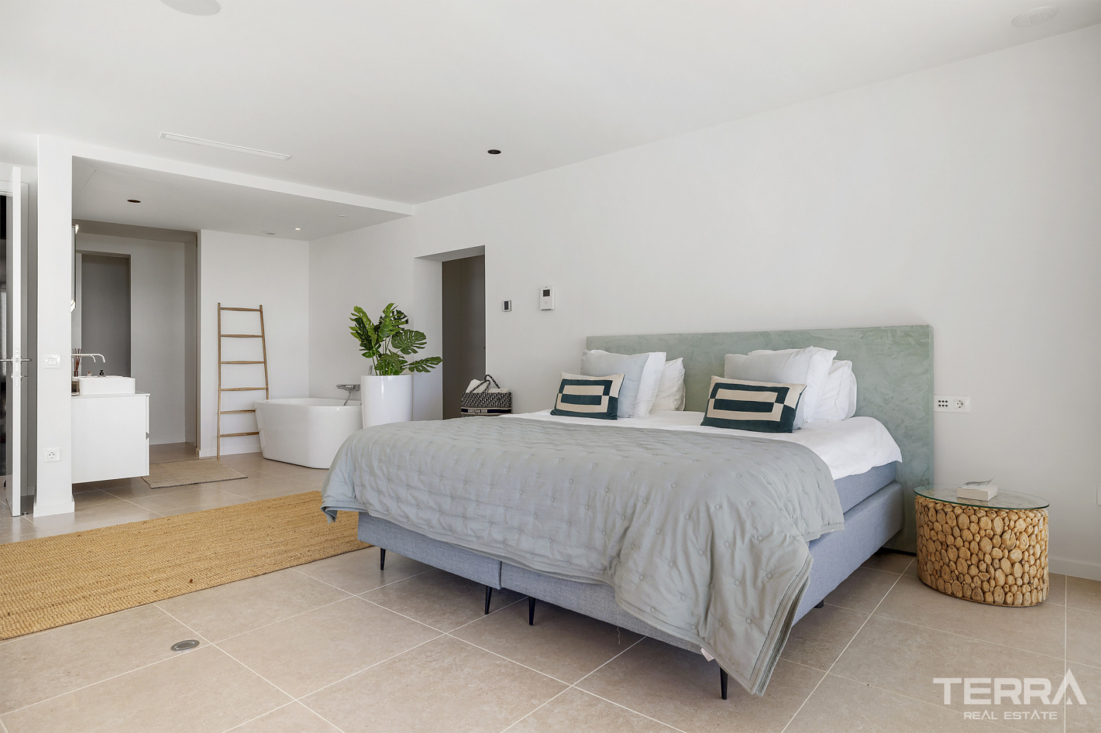 Golf Vilaa for Sale in Benahavís, Costa del Sol, Spain - 120219