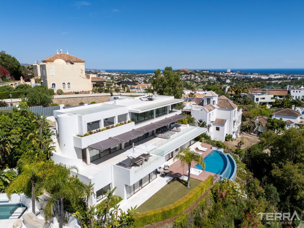Golf Villa for Sale with Sea View in Benahavís, Spain