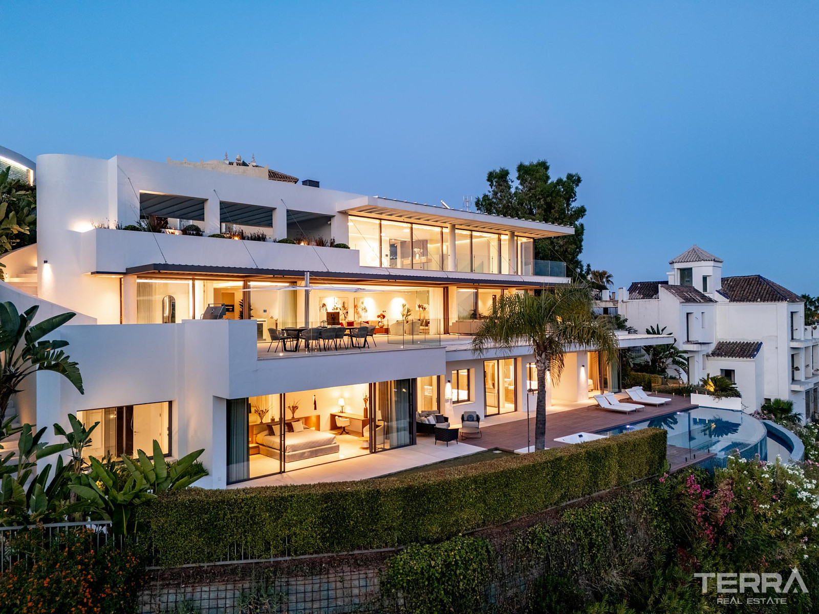 Golf Villa for Sale with Sea View in Benahavís, Spain - 120238