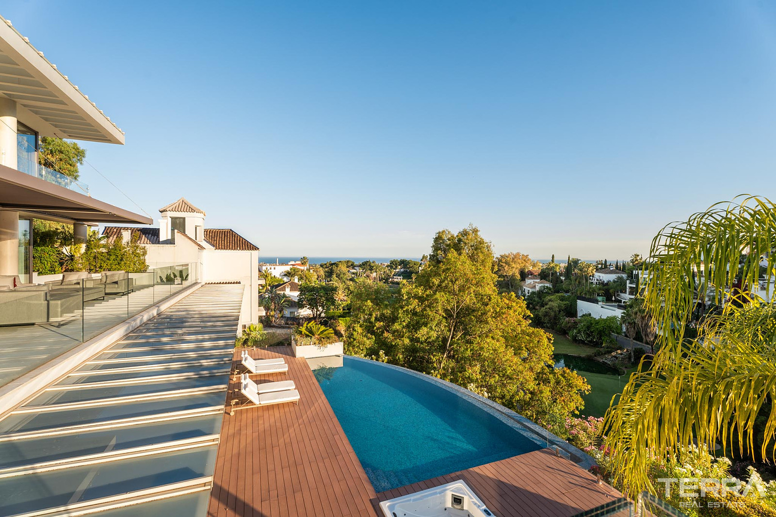 Golf Villa for Sale with Sea View in Benahavís, Spain - 120240