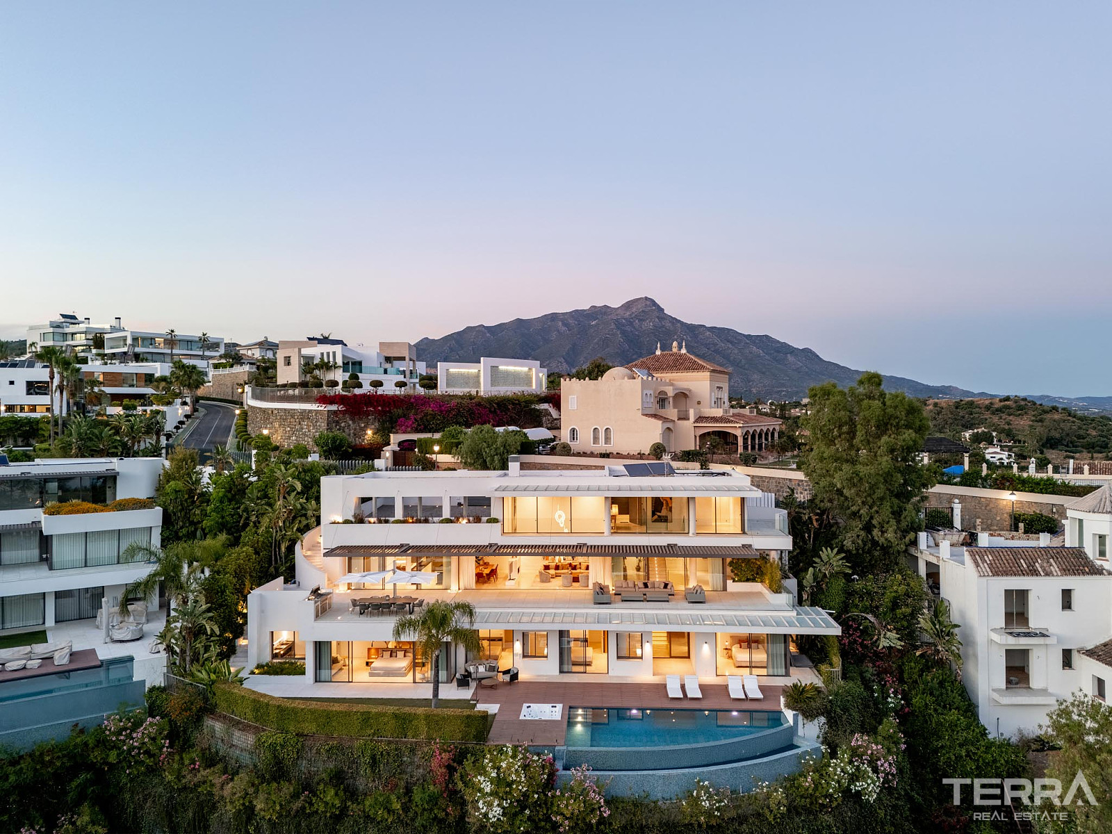 Golf Villa for Sale with Sea View in Benahavís, Spain - 120241