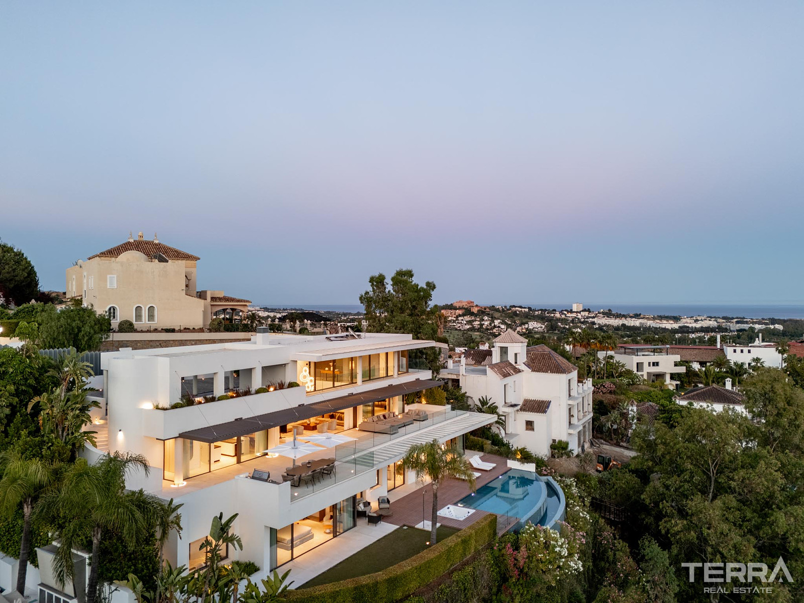 Golf Villa for Sale with Sea View in Benahavís, Spain - 120242