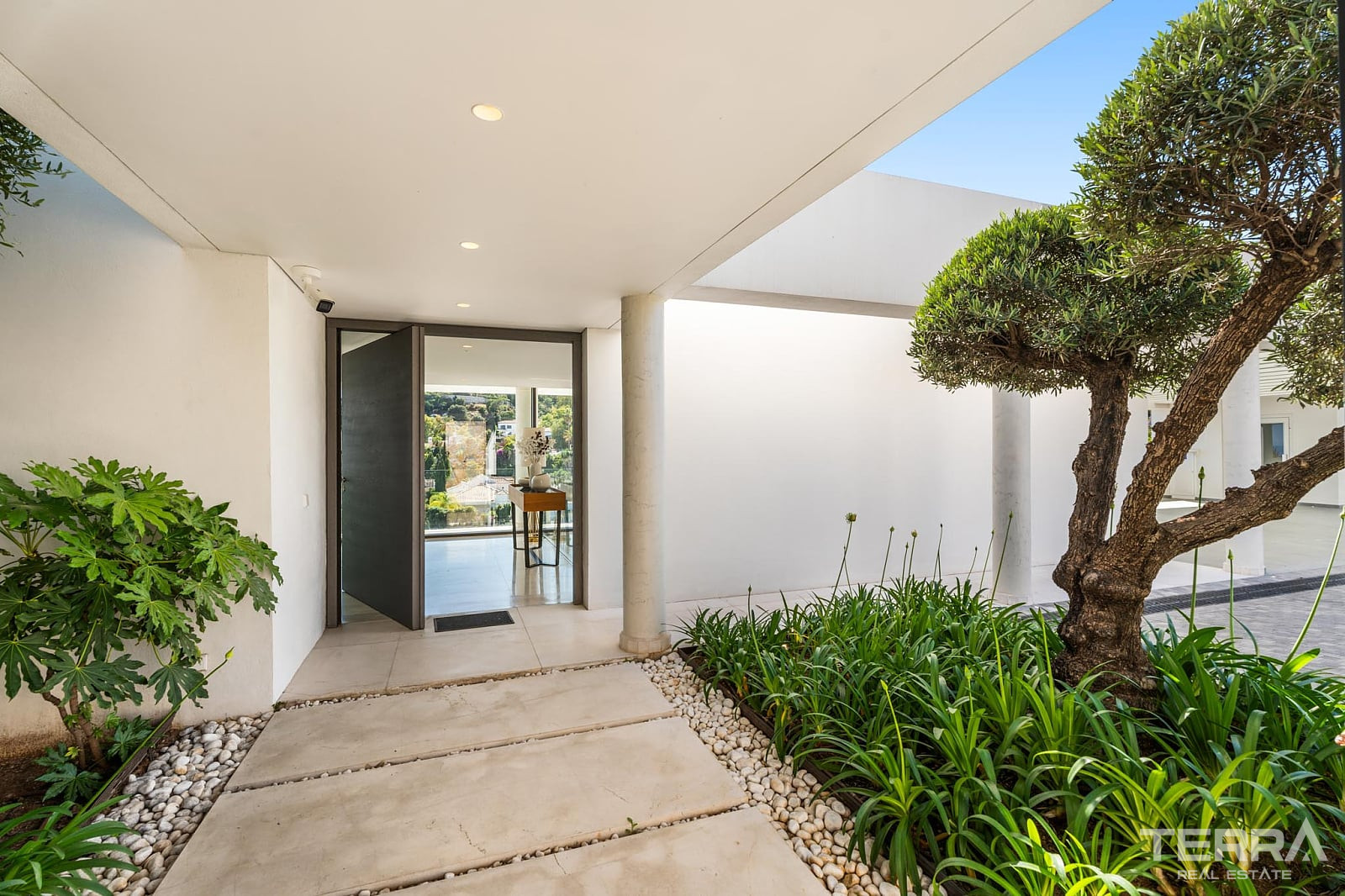 Golf Villa for Sale with Sea View in Benahavís, Spain - 120247