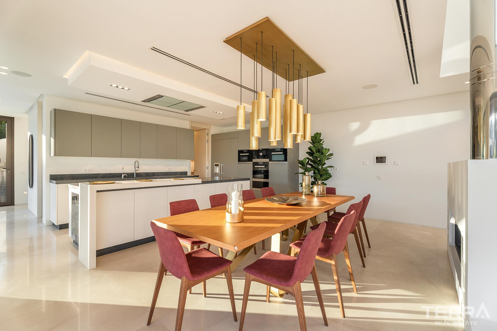 Golf Villa for Sale with Sea View in Benahavís, Spain - 120255