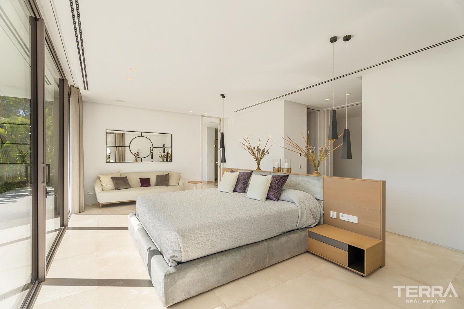 Golf Villa for Sale with Sea View in Benahavís, Spain - 120258