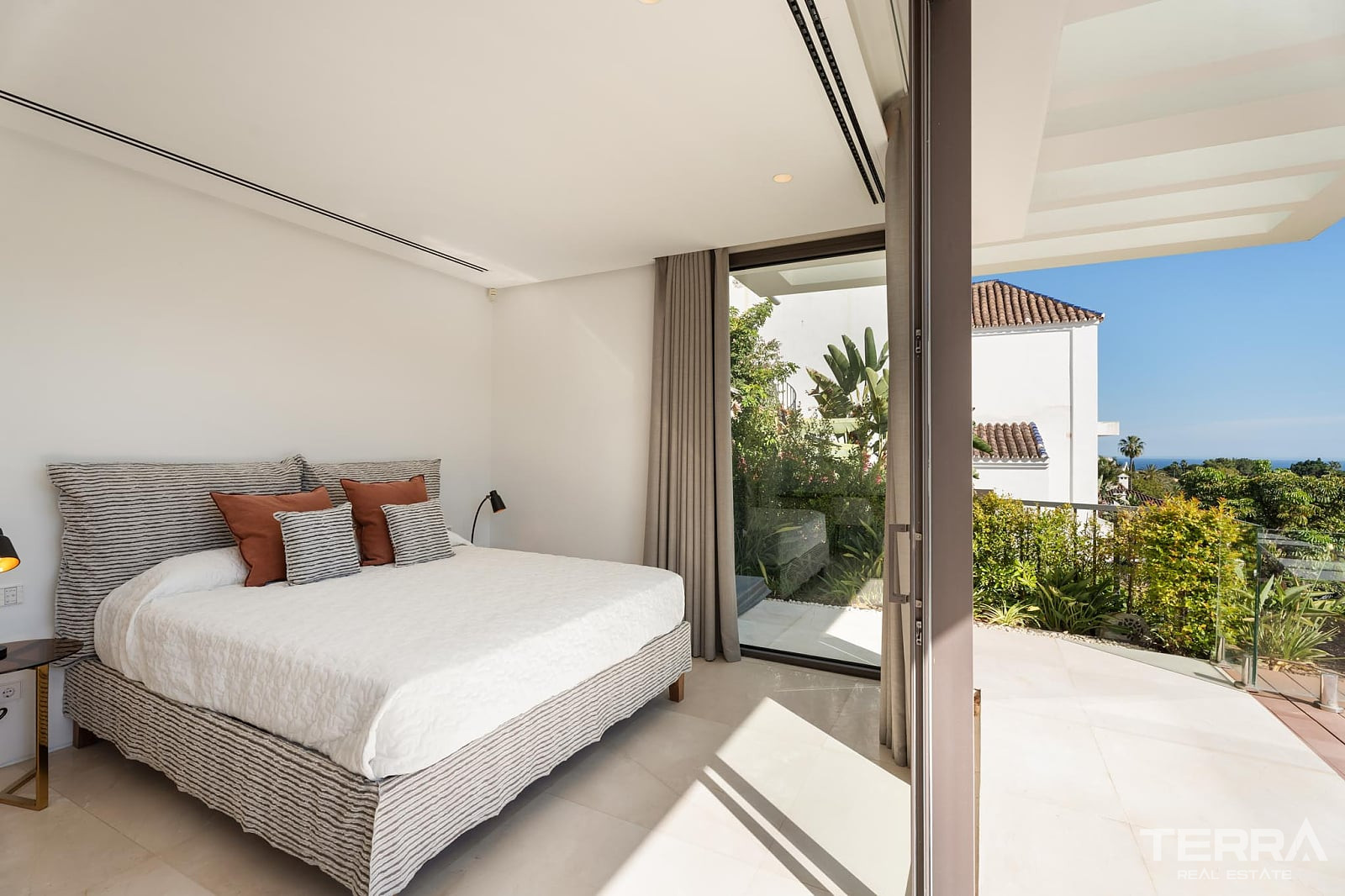 Golf Villa for Sale with Sea View in Benahavís, Spain - 120262