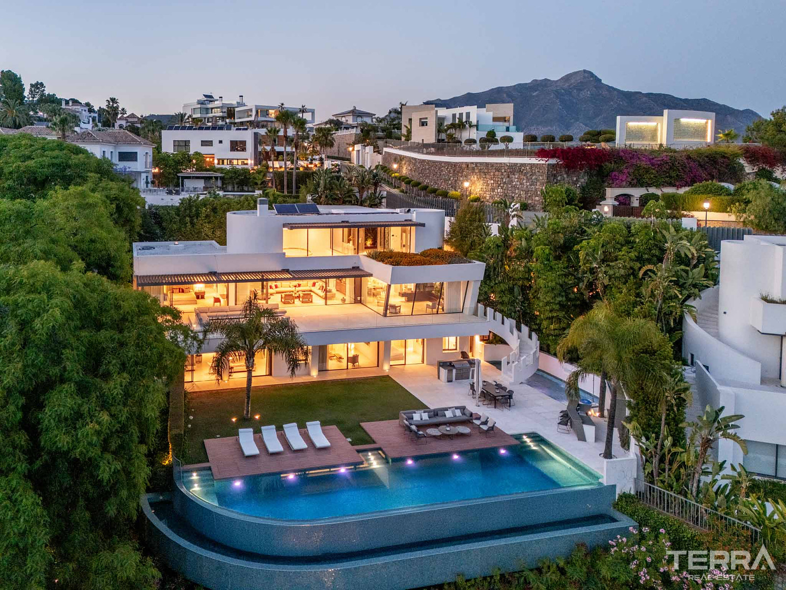 Golf Villa for Sale in Benahavís, Costa del Sol, Spain - 120281