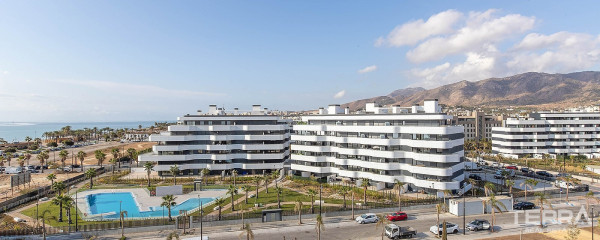 İspanya, Torremolinos'ta Denize Sıfır Konumda Satılık Modern Daire