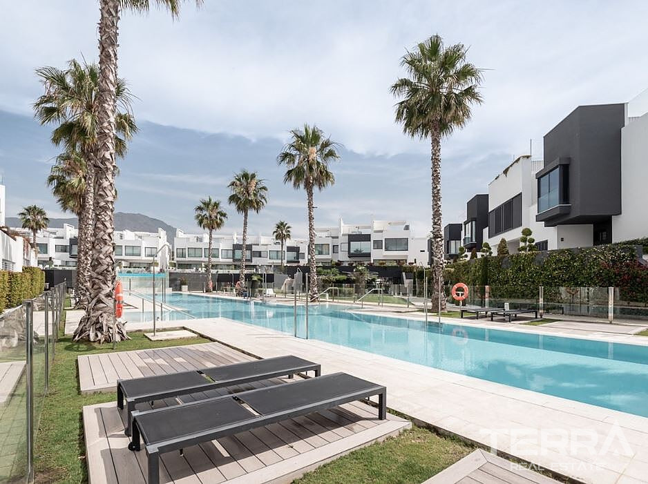 Beachfront Townhouse for Sale in Estepona, Costa del Sol, Spain - 120348