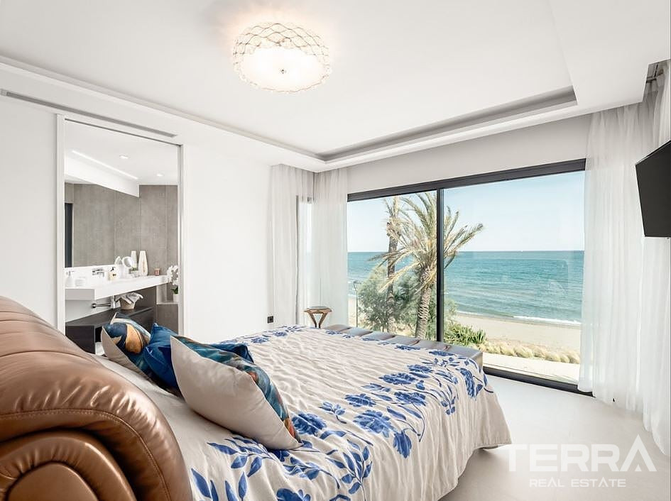 Beachfront Townhouse for Sale in Estepona, Costa del Sol, Spain - 120358