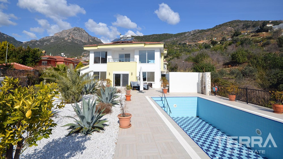 Fully furnished exclusive villa in Oba, Alanya
