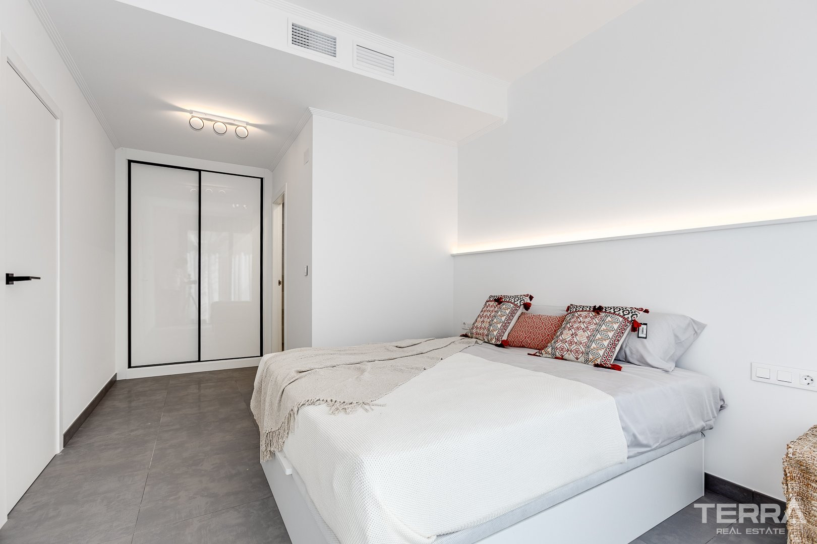 Detached Villa for Sale in Torrevieja, Cosat Blanca, Spain - 122662