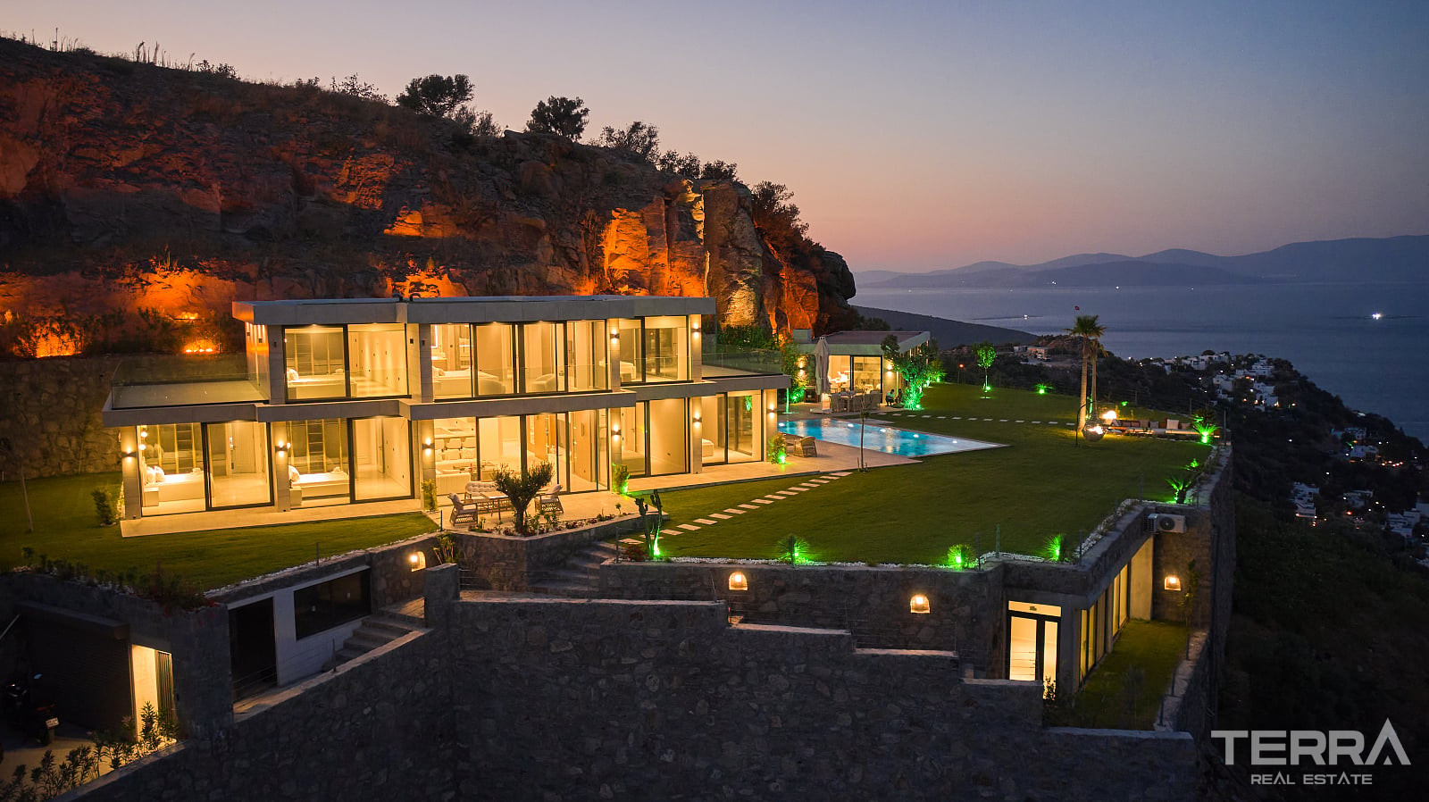 Muğla, Bodrum'da Özel Plajlı Satılık Deniz Manzaralı Villalar - 127866