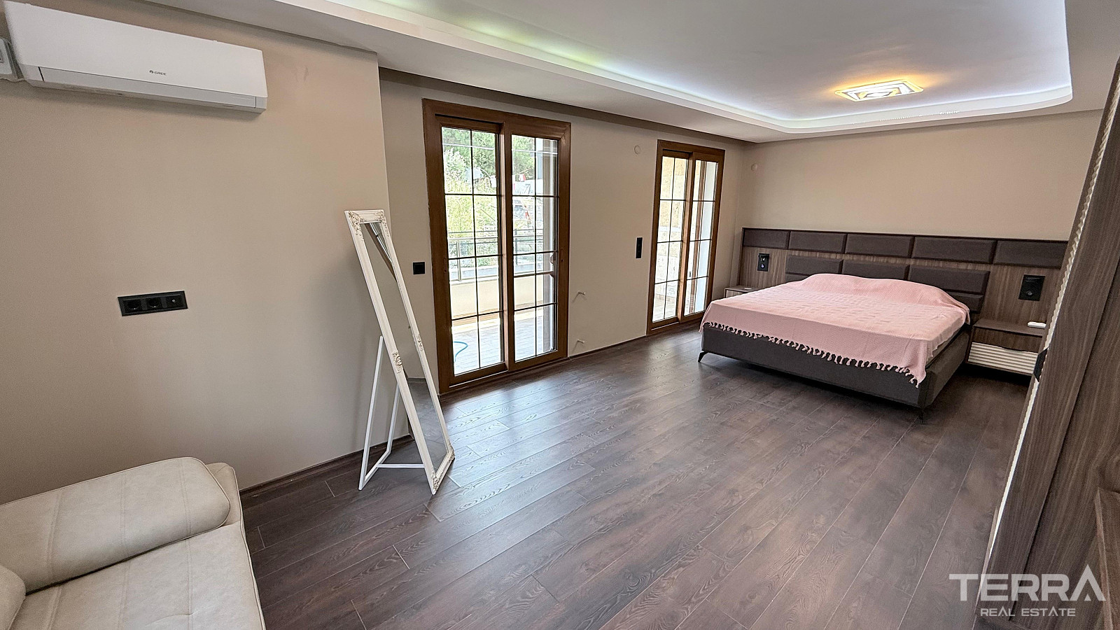 Semi-Detached Villa for Sale in Kuşadası, Aydın, Turkey - 131201