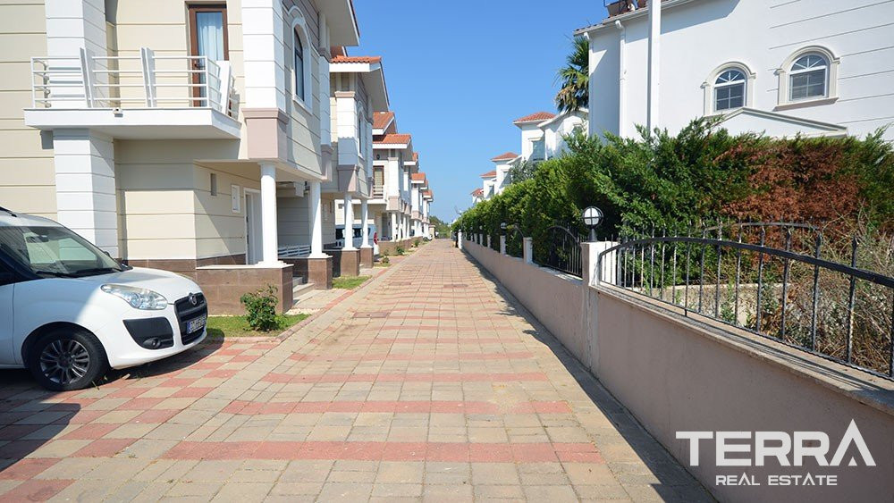 Belek'te Golf Sahasına Yakın Havuzlu Site İçinde Mobilyalı Villalar - 59575