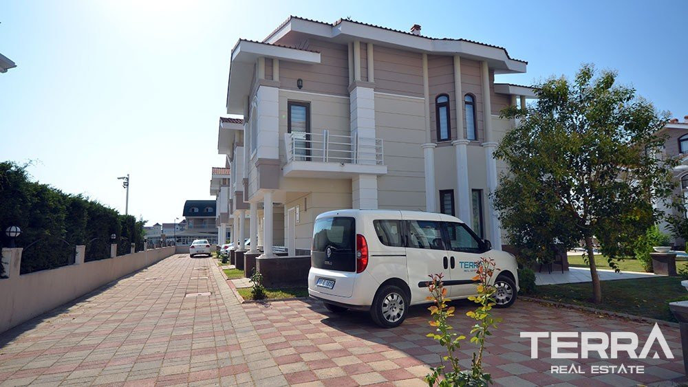 Belek'te Golf Sahasına Yakın Havuzlu Site İçinde Mobilyalı Villalar - 59576