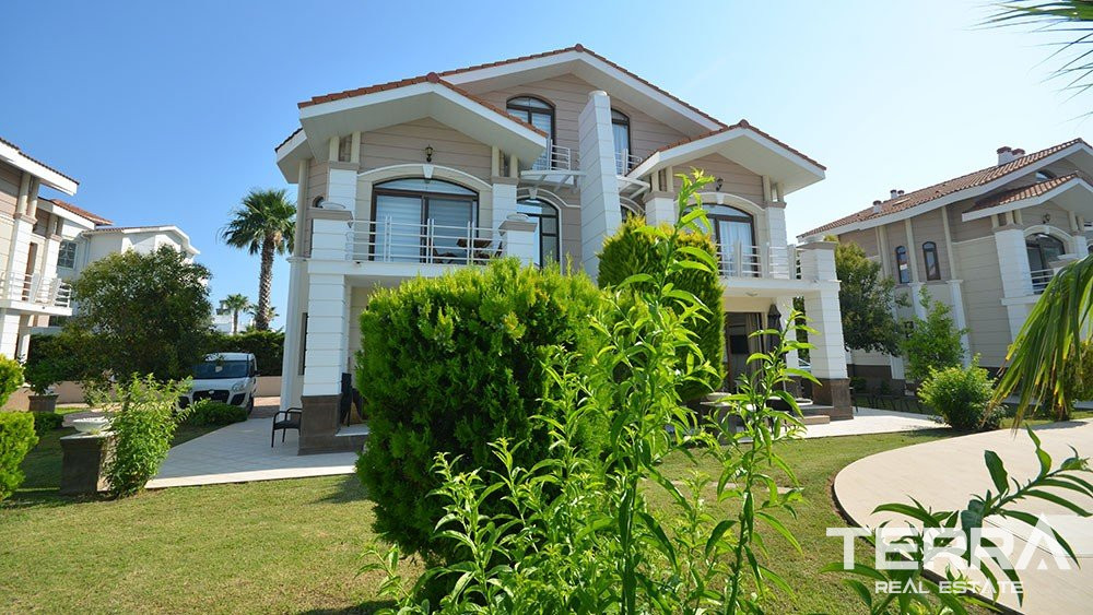 Belek'te Golf Sahasına Yakın Havuzlu Site İçinde Mobilyalı Villalar - 59581
