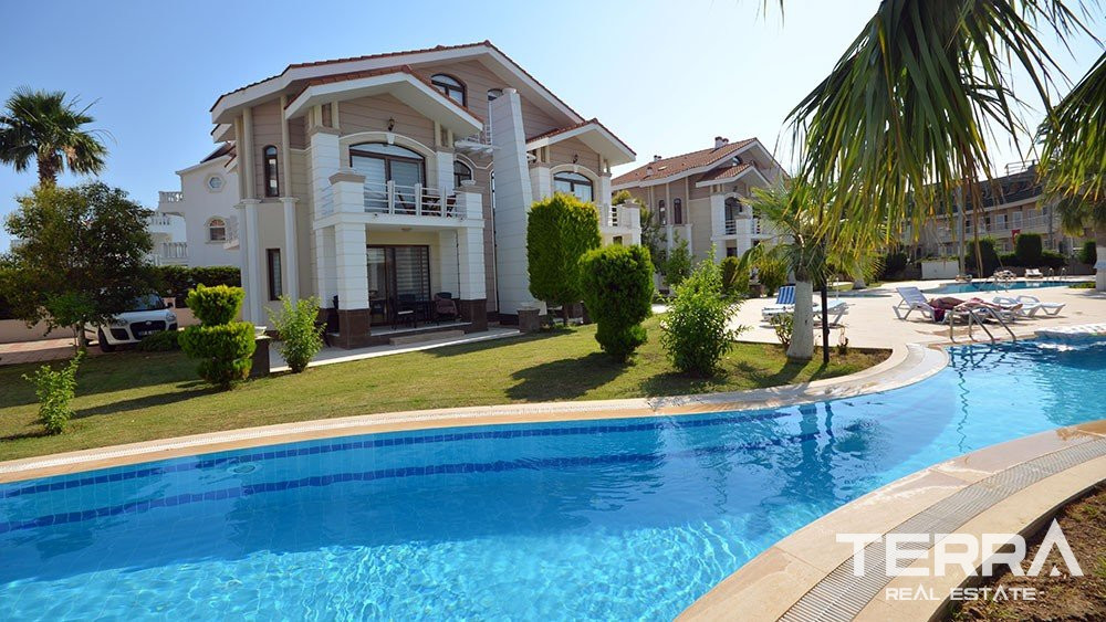 Belek'te Golf Sahasına Yakın Havuzlu Site İçinde Mobilyalı Villalar - 59583