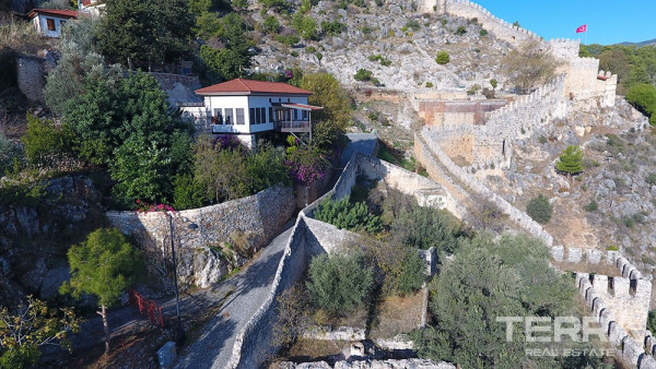 Exclusive mansion for sale in the historical Alanya Castle