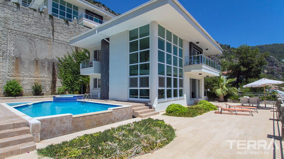 Spacious villa with private pool in Alanya