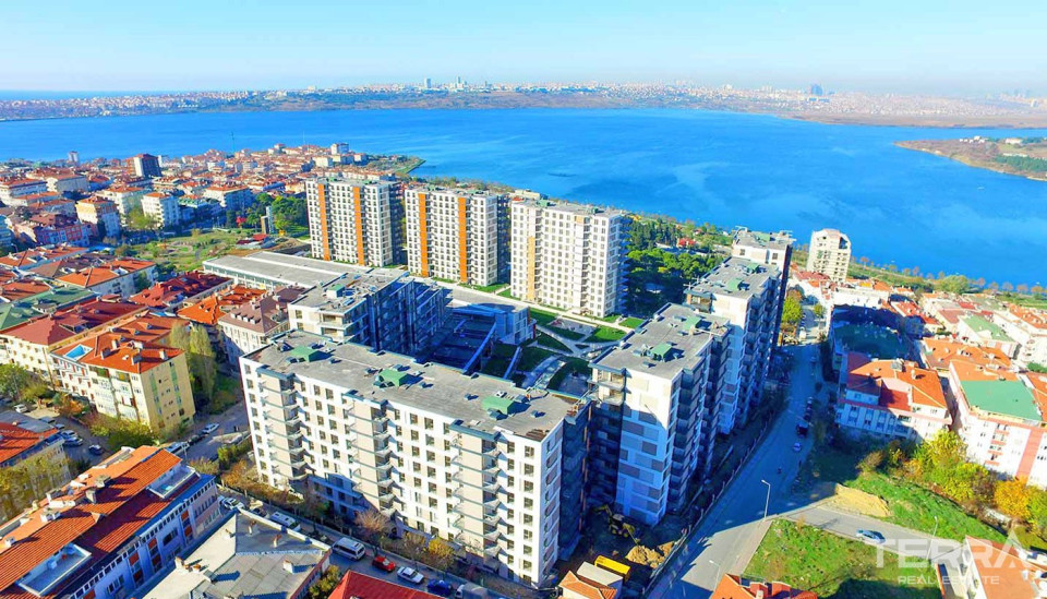 Cennet Koru Apartments in Istanbul Küçükçekmece with Lake View