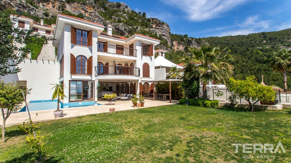 Exclusive detached villa for sale in Alanya with private swimming pool