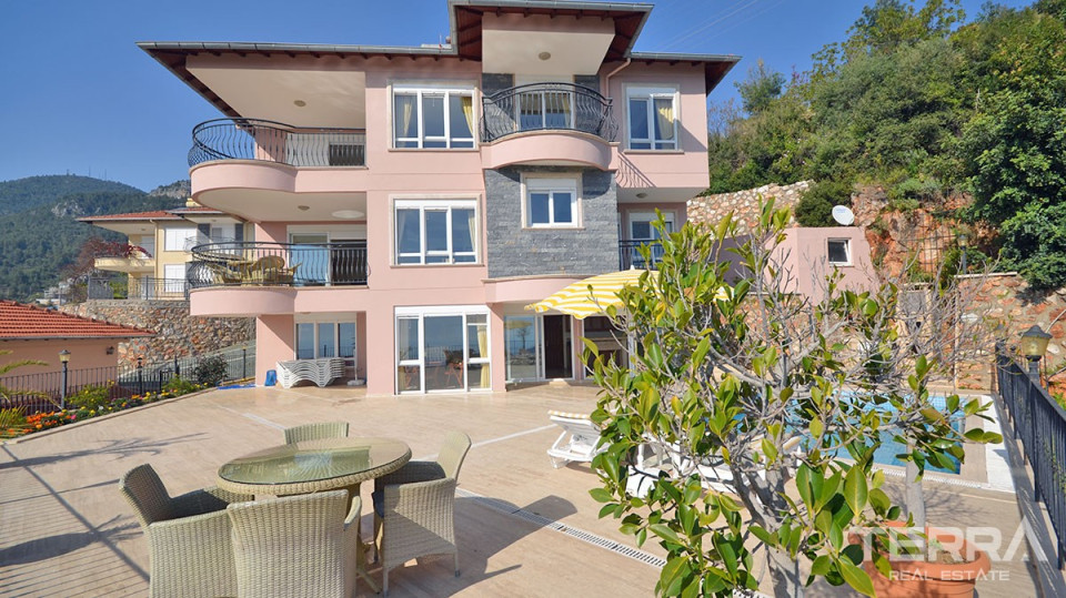 Endless sea view villa for sale in Alanya Bektaş