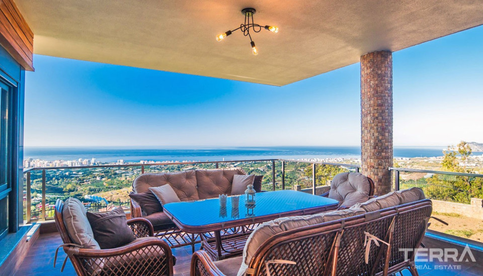 Villa With an Exceptional Panoramic Sea View in Alanya Kestel